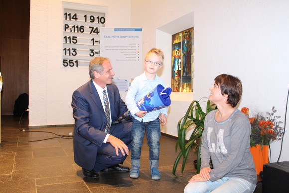 Benjamin Lühning, der das Poster des Benfizkonzerts ziert, bekam von Minister Gall eine Schultüte geschenkt.