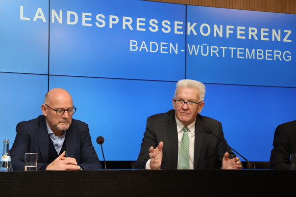 PRESSEKONFERENZ Straßenbau 2018 erneut auf Rekordniveau Ministerpräsident Winfried Kretschmann (r.) und Verkehrsminister Winfried Hermann (l.) (Bild: Staatsministerium Baden-Württemberg)