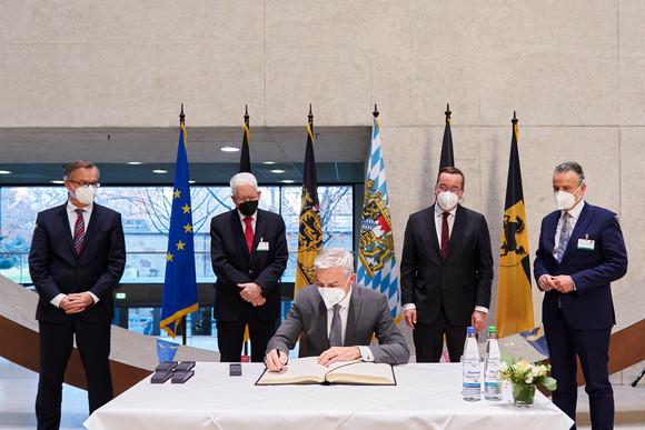 Eintrag in das Goldene Buch der Stadt Stuttgart im Rahmen der Herbstsitzung der Innenministerkonferenz