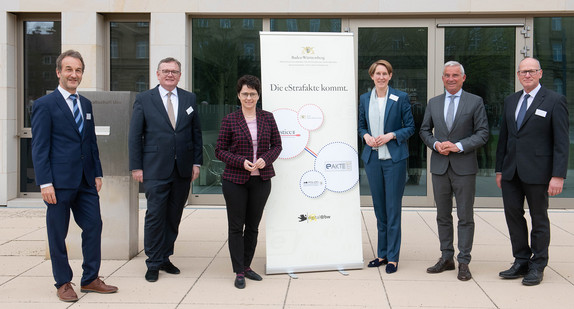  Gruppenfoto der Teilnehmer bei der EInführung der elektronischen Aktenführung im Strafverfahren