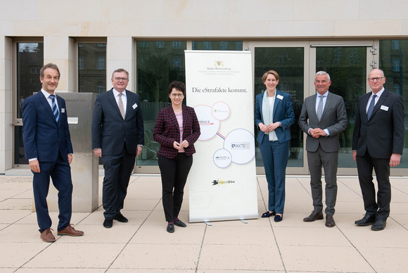  Gruppenfoto der Teilnehmer bei der EInführung der elektronischen Aktenführung im Strafverfahren