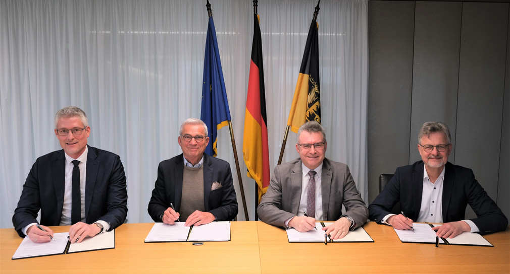 von links nach rechts: Steffen Jäger, Präsident des Gemeindetages Baden-Württemberg, stellvertretender Ministerpräsident und Innenminister Thomas Strobl, Landrat Dr. Achim Brötel, Präsident des Landkreistags Baden-Württemberg, Oberbürgermeister Dr. Frank Mentrup, Präsident des Städtetages Baden-Württemberg