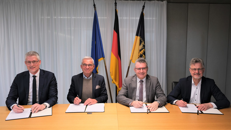 von links nach rechts: Steffen Jäger, Präsident des Gemeindetages Baden-Württemberg, stellvertretender Ministerpräsident und Innenminister Thomas Strobl, Landrat Dr. Achim Brötel, Präsident des Landkreistags Baden-Württemberg, Oberbürgermeister Dr. Frank Mentrup, Präsident des Städtetages Baden-Württemberg