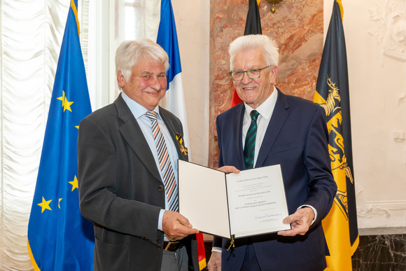 Auszeichnung Verdienstorden des Landes an 23 verdiente Persönlichkeiten Ministerpräsident Winfried Kretschmann (rechts) und Hans Peter Keller (links)