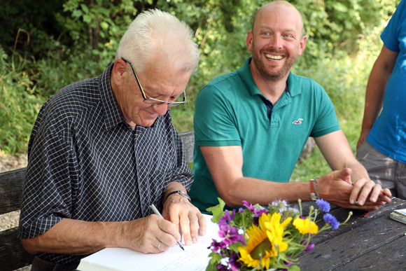 Sommertour Kretschmann wandert mit Bürgerinnen und Bürgern Wasserfallsteig in Bad Urach: Ministerpräsident Winfried Kretschmann (l.)