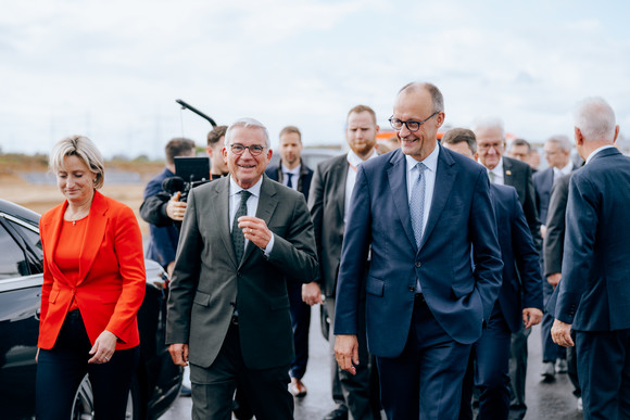 v.l.n.r.: Wirtschaftsministerin Dr. Nicole Hoffmeister-Kraut, Innenminister Thomas Strobl und Bundeskanzler Friedrich Merz