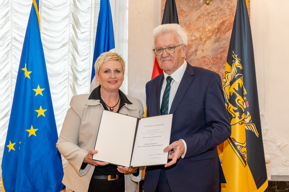 Auszeichnung Verdienstorden des Landes an 23 verdiente Persönlichkeiten Ministerpräsident Winfried Kretschmann (rechts) und Natja Stockhause (links)