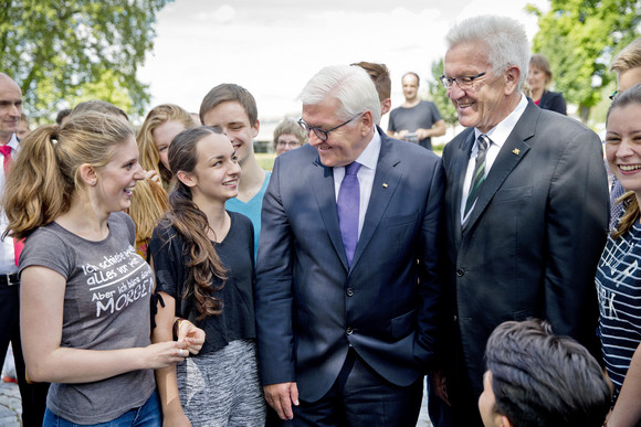 ANTRITTSBESUCH Bundespräsident Steinmeier in Baden-Württemberg Marbach am Neckar, Deutsches Literaturarchiv: Bundespräsident Frank-Walter Steinmeier (2.v.r.) und Ministerpräsident Winfried Kretschmann (r.)