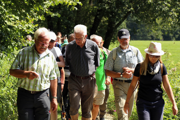 Sommertour Kretschmann wandert mit Bürgerinnen und Bürgern Wanderung auf dem Wasserfallsteig in Bad Urach: Ministerpräsident Winfried Kretschmann (M.) im Gespräch
