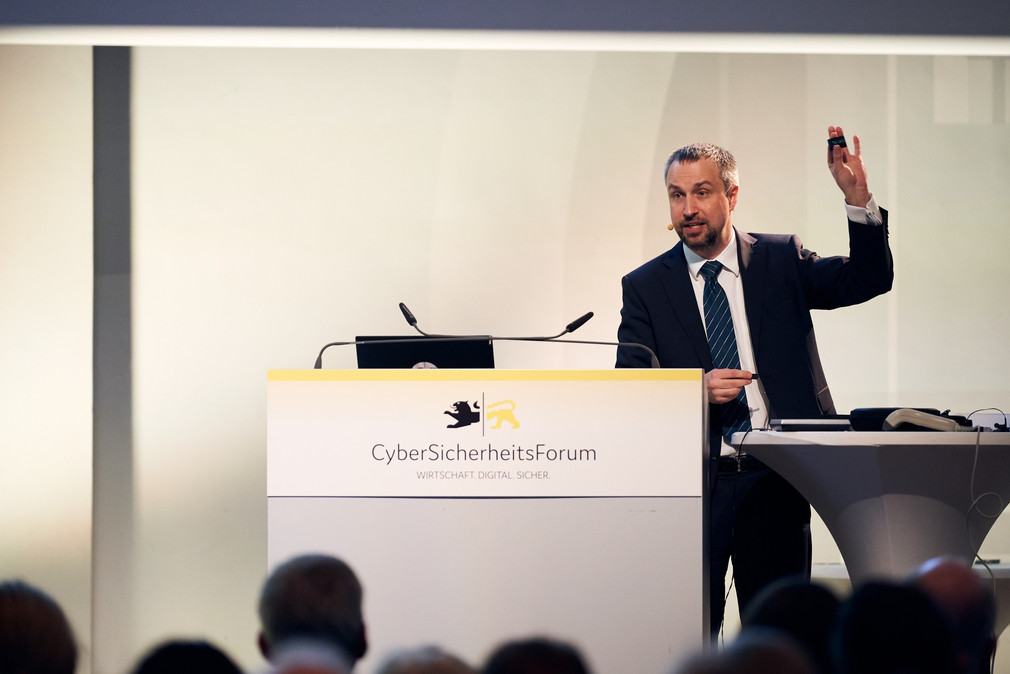 Sebastian Schreiber von der SySS GmbH demonstriert einen Live-Hack beim 1. CyberSicherheitsForum (Bild: © Steffen Schmid)