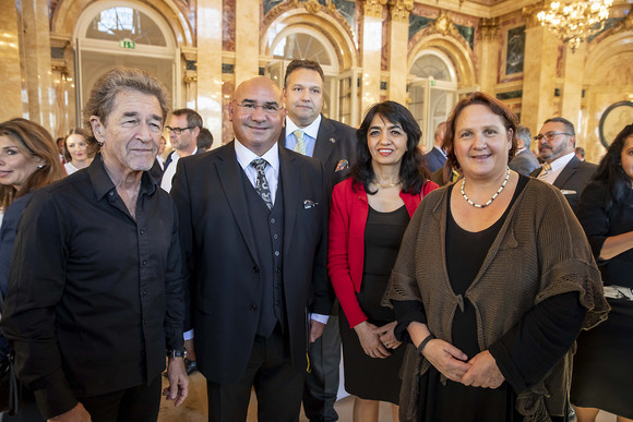 Minderheiten Staatsvertrag mit Landesverband der Deutschen Sinti und Roma v.l.n.r.: Peter Maffay, Daniel Strauß Vorsitzender des Landesverbands Deutscher Sinti und Roma, Landtagspräsidentin Muhterem Aras und Staatsministerin Theresa Schopper (Bild: Staatsministerium Baden-Württemberg)