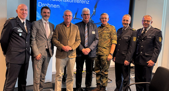 Gruppenbild mit Minister Thomas Strobl (3. von links) bei der Innovationskonferenz Drohnen