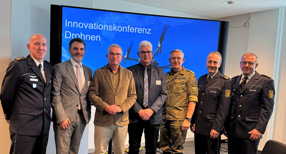 Gruppenbild mit Minister Thomas Strobl (3. von links) bei der Innovationskonferenz Drohnen