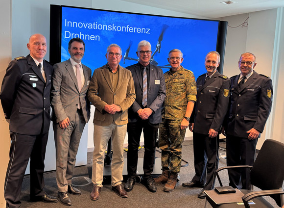 Gruppenbild mit Minister Thomas Strobl (3. von links) bei der Innovationskonferenz Drohnen