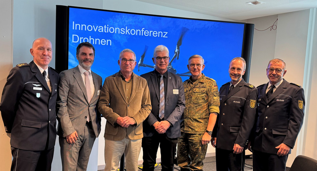 Gruppenbild mit Minister Thomas Strobl (3. von links) bei der Innovationskonferenz Drohnen