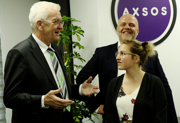 DELEGATIONSREISE Reise nach Israel und in die Palästinensischen Gebiete Ministerpräsident Winfried Kretschmann (l.) beim Firmenbesuch der Axsos AG in Ramallah