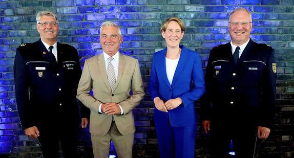 von links nach rechts: Der bisherige Polizeipräsident des Polizeipräsidiums Offenburg Reinhard Renter, Innenminister Thomas Strobl, Landespolizeipräsidentin Dr. Stefanie Hinz und der neue Polizeipräsident des Polizeipräsidiums Offenburg Jürgen Rieger