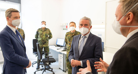 Minister Thomas Strobl und Parlamentarischer Staatssekretär Thomas Silberhorn MdB im Gespräch mit Landrat Dr. Matthias Neth und Soldaten der Bundeswehr.