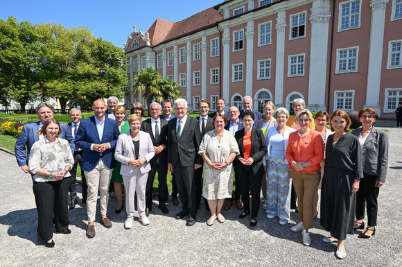 Landesregierung Auswärtige Kabinettssitzung in Meersburg Gruppenbild des Kabinetts vor dem Neuen Schloss in Meersburg