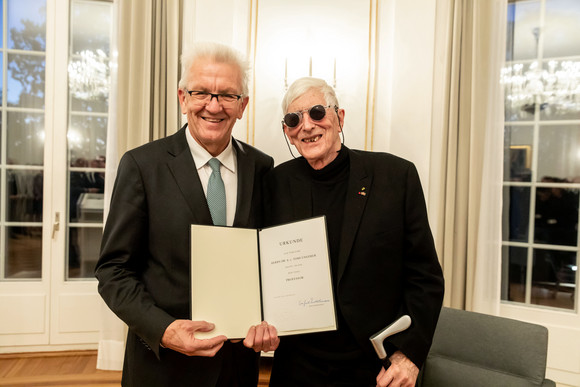 Auszeichnung Ehrentitel Professor an Tomi Ungerer Ministerpräsident Winfried Kretschmann (l.) und Tomi Ungerer (r.) (Bild: Staatsministerium Baden-Württemberg)