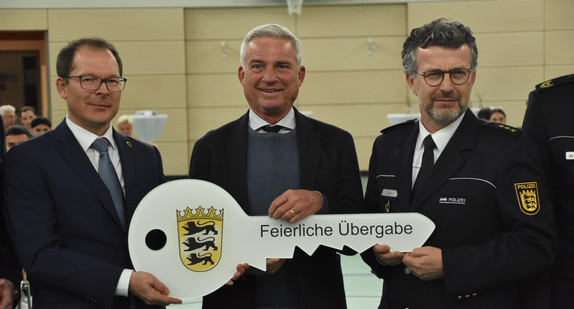 Schlüsselübergabe für die Poliziesporthalle in Wertheim