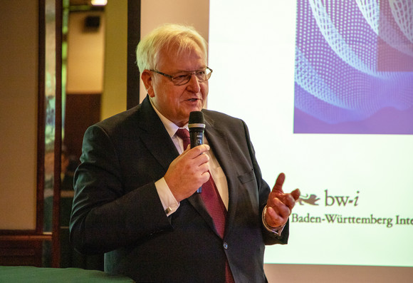 Auslandsbeziehungen Delegationsreise nach Finnland und Schweden Briefing durch den deutschen Botschafter in Finnland, Detlef Lingeman, in Oulu (Finnland) (Bild: Staatsministerium Baden-Württemberg)