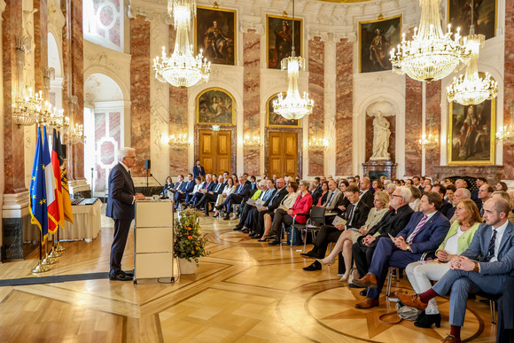 Auszeichnung Verdienstorden des Landes an 23 verdiente Persönlichkeiten Ministerpräsident Winfried Kretschmann (links) bei seiner Ansprache zu den Gästen