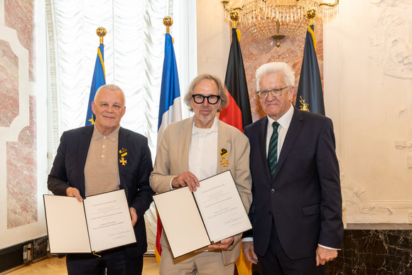 Auszeichnung Verdienstorden des Landes an 23 verdiente Persönlichkeiten Ministerpräsident Winfried Kretschmann (rechts), Prof. Udo Dahmen (Mitte) und Prof. Hubert Wandjo (links)