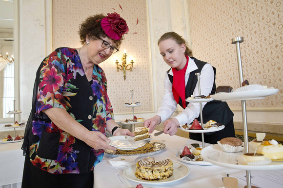 Gesellschaft Festlicher Frühjahrskaffee mit Gerlinde Kretschmann Gerlinde Kretschmann (l.) am Kuchenbuffet