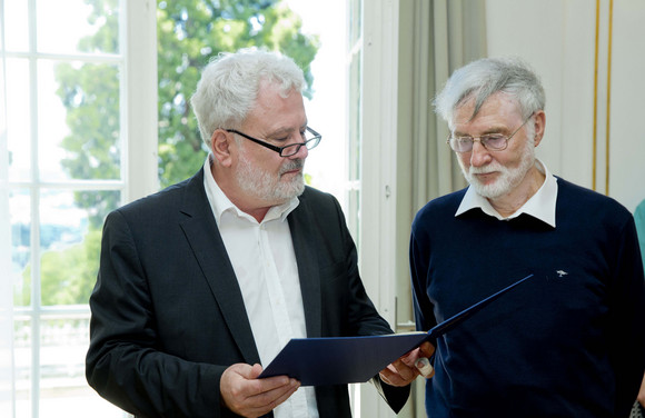 Auszeichnung Bundesverdienstkreuz für Josef Klegraf Josef Klegraf (r.) und Staatsminister Klaus-Peter Murawski (l.)