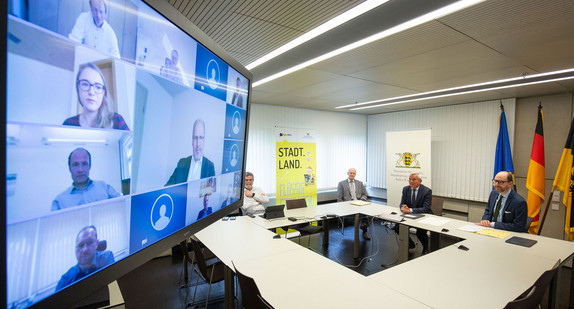 Digitalisierungsminister Thomas Strobl bei der Übergabe von Breitbandförderbescheiden per Videokonferenz.