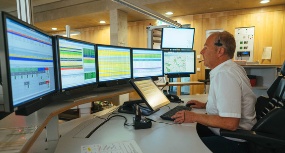 Ein Mitarbeiter der Integrierten Leitstelle Heilbronn bei seiner Arbeit.