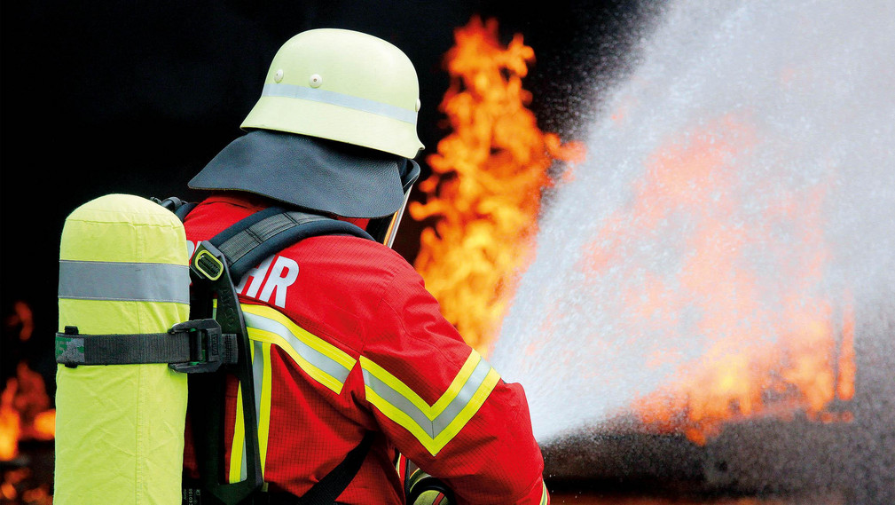 Feuerwehrmann beim Löschen eines Brandes_Quelle Michael Karl. 