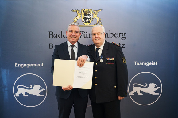 Minister Thomas Strobl verleiht in Stuttgart das neue Bevölkerungsschutz-Ehrenzeichen. Fotograf Steffen Schmid.