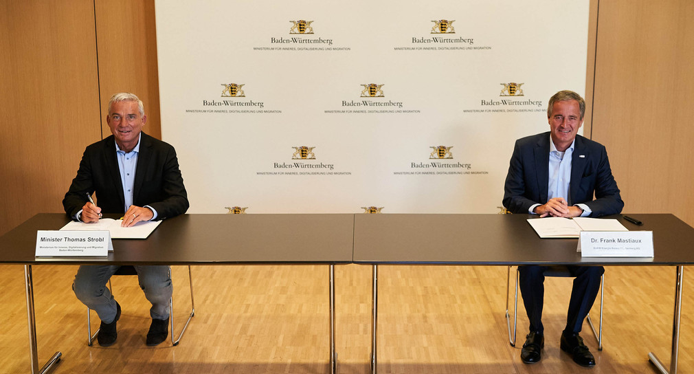Innen- und Digitalisierungsminister Thomas Strobl und EnBW CEO Dr. Frank Mastiaux unterzeichnen Kooperationsvereinbarung. (Bild: Innenministerium Baden-Württemberg)