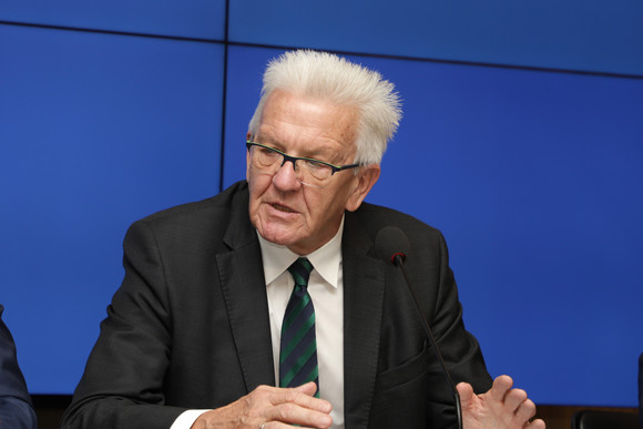 Pressekonferenz Land stärkt Schutz jüdischer Einrichtungen Ministerpräsident Winfried Kretschmann bei der Regierungspressekonferenz (Bild: Staatsministerium Baden-Württemberg)