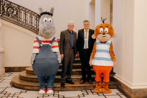 Ministerpräsident Winfried Kretschmann und Landrat Dr. Martin Kistler, Vorsitzender des Dachverbandes der Dialekte Baden-Württemberg, mit Äffle & Pferdle