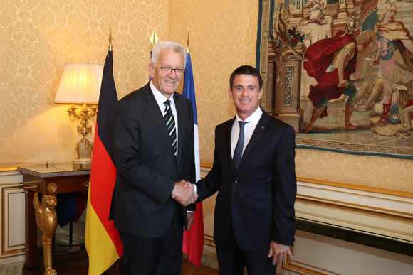 Ausland Delegationsreise nach Frankreich Ministerpräsident Winfried Kretschmann (l.) und der französische Premierminister Manuel Valls (r.)