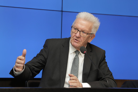 Ministerpräsident Winfried Kretschmann bei der Regierungspressekonferenz (Bild: Staatsministerium Baden-Württemberg)