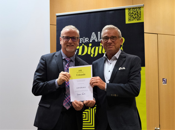 Übergabe von Breitbandförderbescheiden