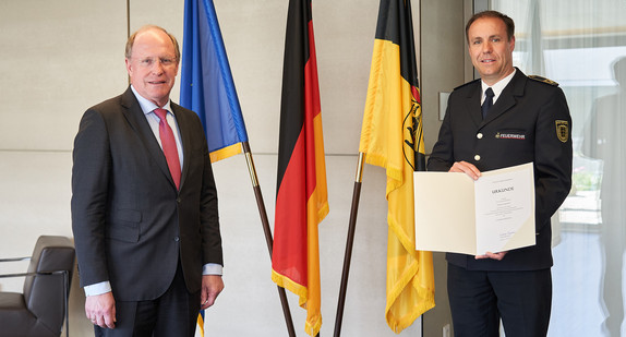 Staatssekretär Wilfried Klenk MdL und Landesbranddirektor Thomas Egelhaaf bei der Übergabe der Ernennungsurkunde