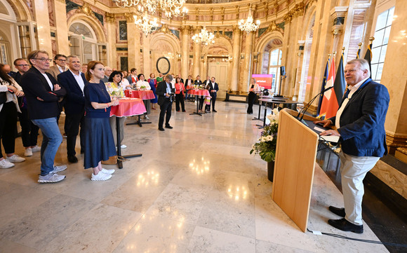 UEFA EURO 2024 Schweiz-Abend anlässlich des Spiels Deutschland gegen die Schweiz Urs Robert Schnider (rechts), Generalkonsul der Schweiz, bei seiner Ansprache zu den Gästen