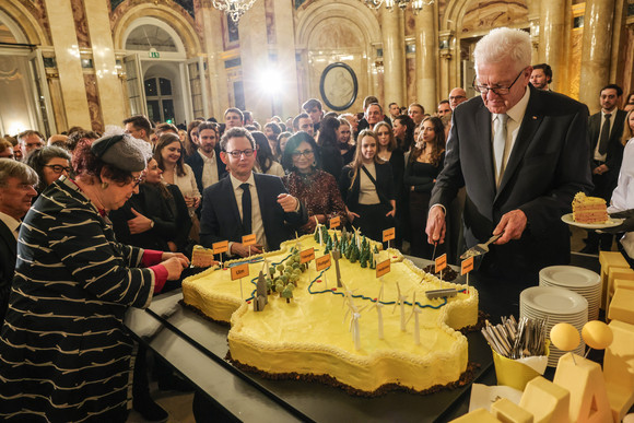Empfang Neujahrsempfang der Landesregierung Ministerpräsident Winfried Kretschmann (rechts) und seine Ehefrau Gerlinde (links) beim Anschnitt einer großen Baden-Württemberg-Torte.