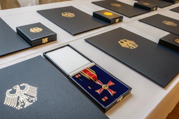 Schatuellen mit dem Verdienstkreuz am Bande des Verdienstordens der Bundesrepublik Deutschland sowie Urkunden.