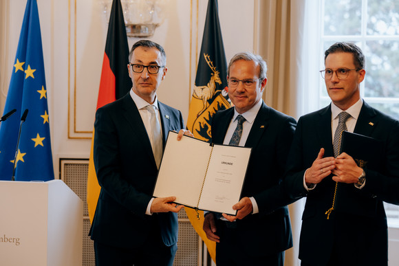 Ministerpräsident Cem Özdemir (links) und Raimund Haser (Mitte), Staatssekretär im Ministerium für Verkehr