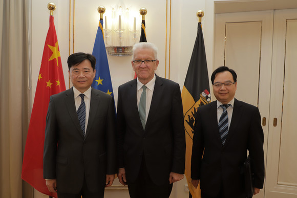 Antrittsbesuch Kretschmann empfängt chinesischen Botschafter Ministerpräsident Winfried Kretschmann (M.), der chinesische Botschafter Ken Wu (l.) und der chinesische Generalkonsul Congbin Sun (r.) (Bild: Staatsministerium Baden-Württemberg)