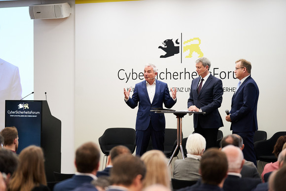 Thomas Strobl, Digitalisierungsminister, Andreas Schütze, Amtschef des Ministeriums für Inneres, Digitalisierung und Migration sowie Moderator des CyberSicherheitsforums, und Johannes Schmalzl, Hauptgeschäftsführer der Industrie- und Handelskammer (IHK) Region Stuttgart (v.l.n.r.) begrüßen die Gäste.