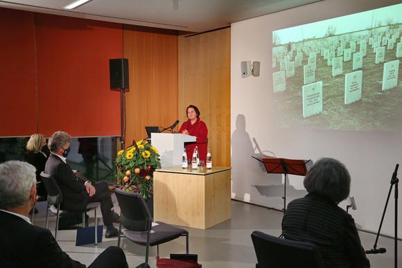 Staatsministerin Theresa Schopper (M.) bei ihrer Ansprache