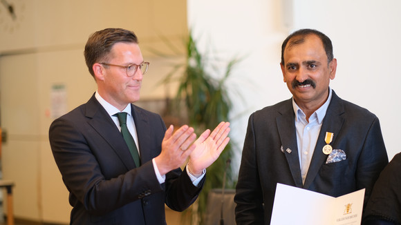 Verleihung der Rettungsmedaille an Muhammad Afzal