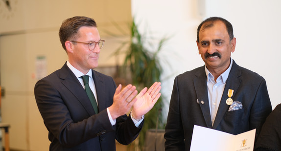 Verleihung der Rettungsmedaille an Muhammad Afzal